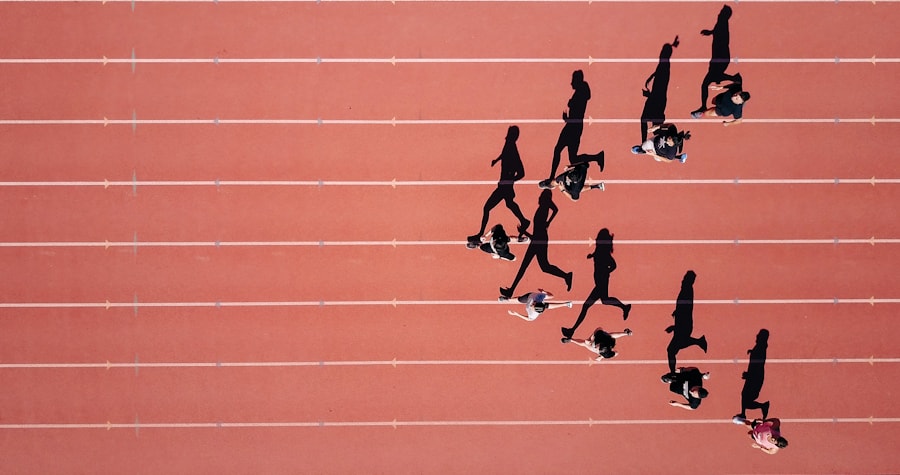 Personas avanzando juntas en una pista
